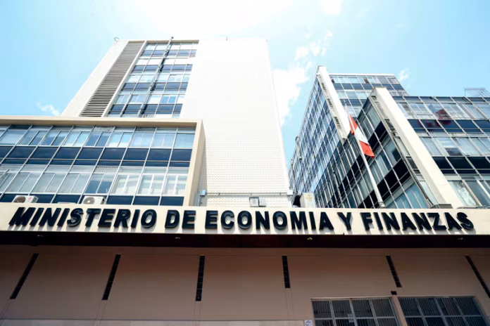 El MEF activa acciones legales ante leyes con alto costo fiscal y plantea recuperar el control del gasto
