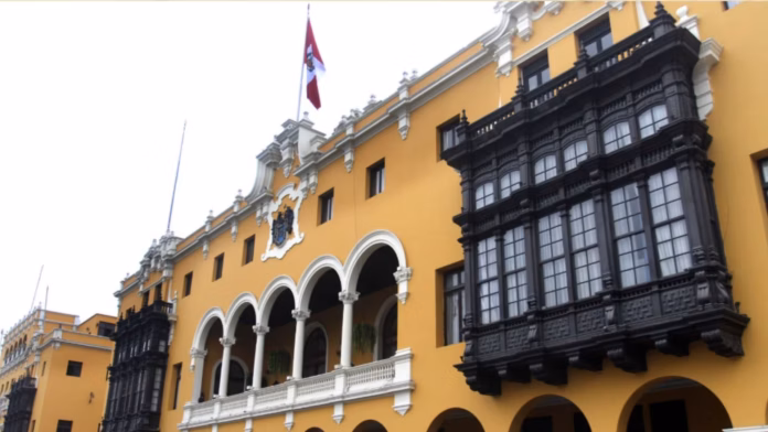 Un inmueble frente a Palacio de Gobierno entra al mercado por USD 20.000 mensuales y abre el debate sobre su rentabilidad