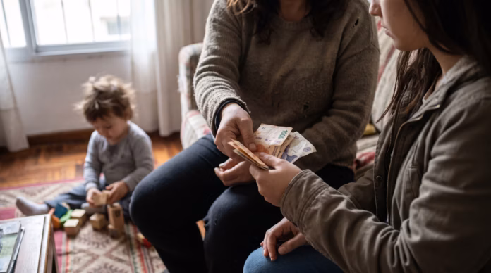 Las niñeras cobrarán desde .144 por hora en septiembre y el ajuste impactará en el costo de crianza