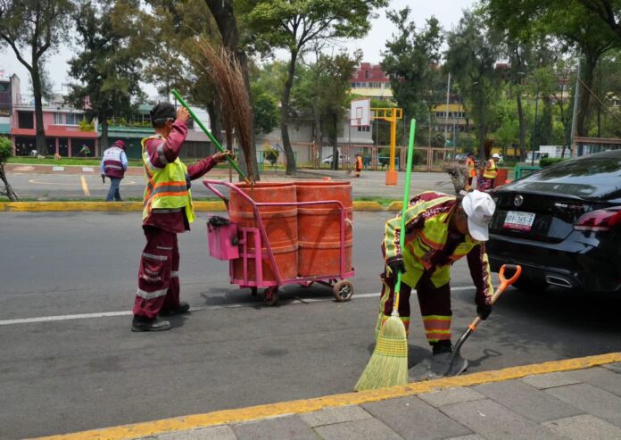 Cuadrillas de limpia en la CDMX: el programa social que concentra riesgos laborales sin derechos